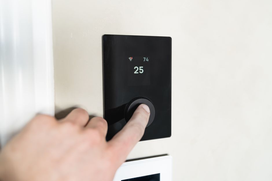 Smart home thermostat reflecting energy efficiency from good insulation